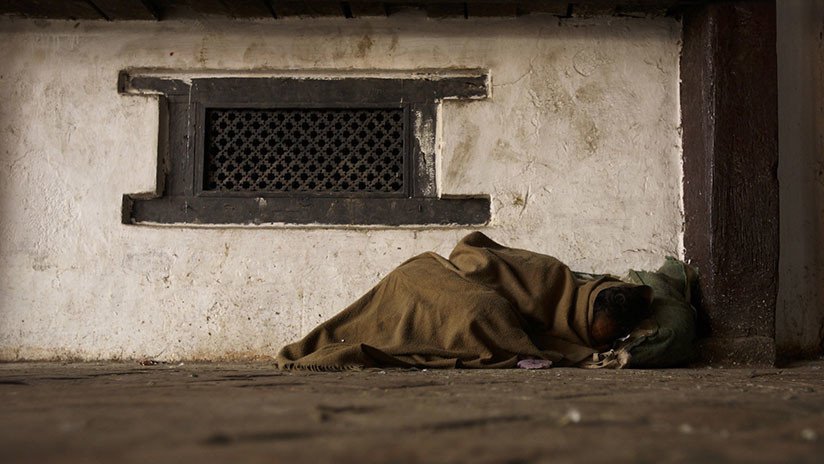 Joven mujer es obligada a dormir fuera de su casa por menstruar y aparece muerta