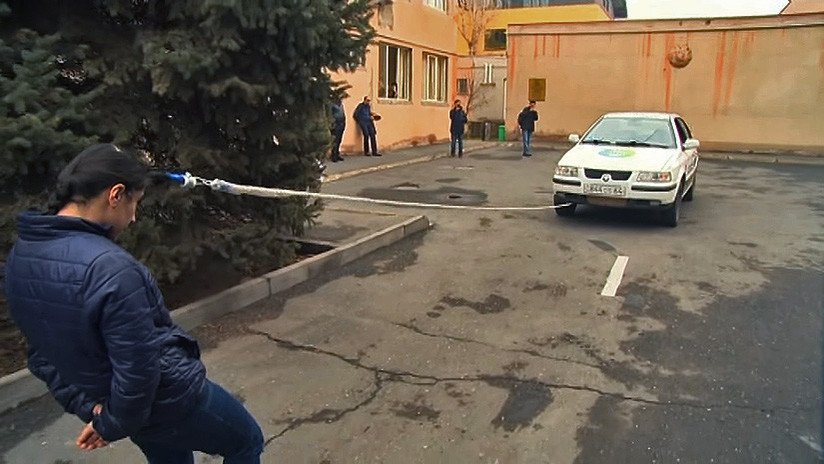 VIDEO: Una chica de 16 años arrastra con su pelo un coche de más de 2 toneladas