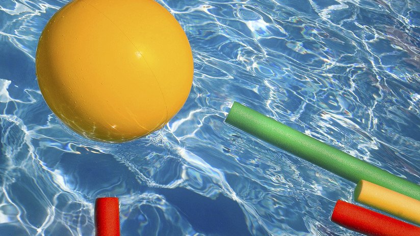 Burlas y críticas por la piscina pintada inaugurada por el alcalde de Buenos Aires