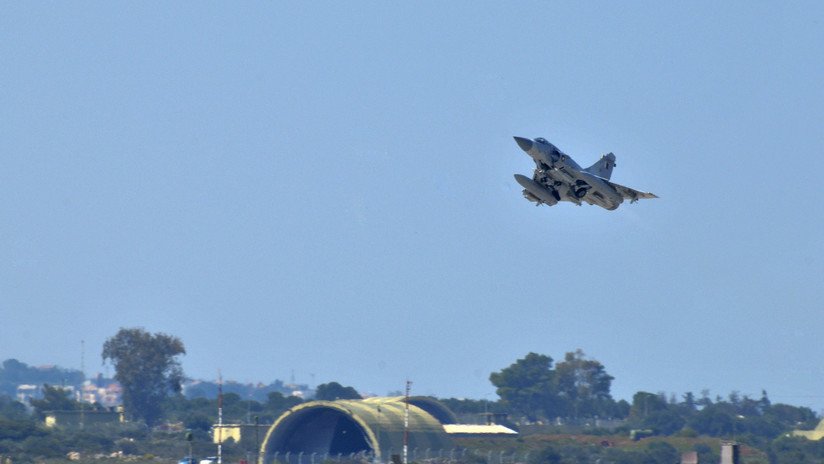 Emiratos Árabes Unidos denuncia que cazas de Catar le han interceptado un avión de pasajeros 