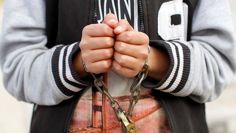 California: Rescatan a 13 hijos que fueron esposados a las camas por sus padres 