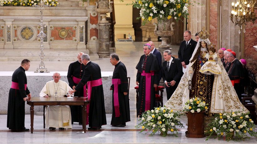 Obispo acusado de encubrir abusos sexuales participa en la primera misa de Francisco en Chile