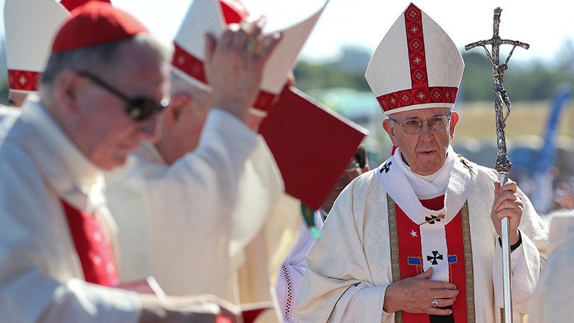 "Todo es calumnia. ¿Está claro?": Papa defiende a obispo chileno acusado de encubrir abusos (VIDEO)