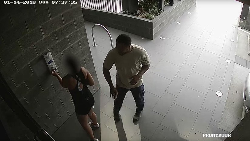"Tenía que hacerlo": Acosador manosea a una joven porque tiene "el mejor trasero" (VIDEO)