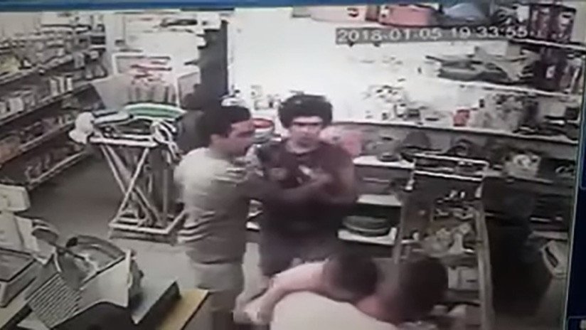 Argentina: Un bebé recibe un fuerte puñetazo en medio de una pelea (FUERTES IMÁGENES)