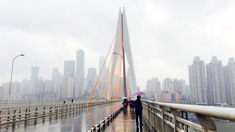 Un hombre se va a vivir debajo de un puente para descifrar la fórmula ganadora de la lotería (FOTOS)