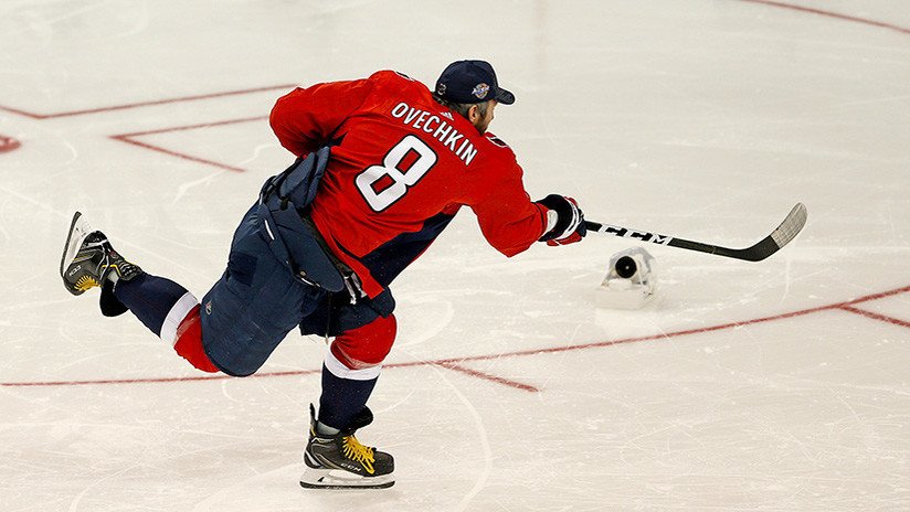 VIDEO: Un jugador ruso de hockey gana concurso de potencia con un demoledor tiro de 163 km/h