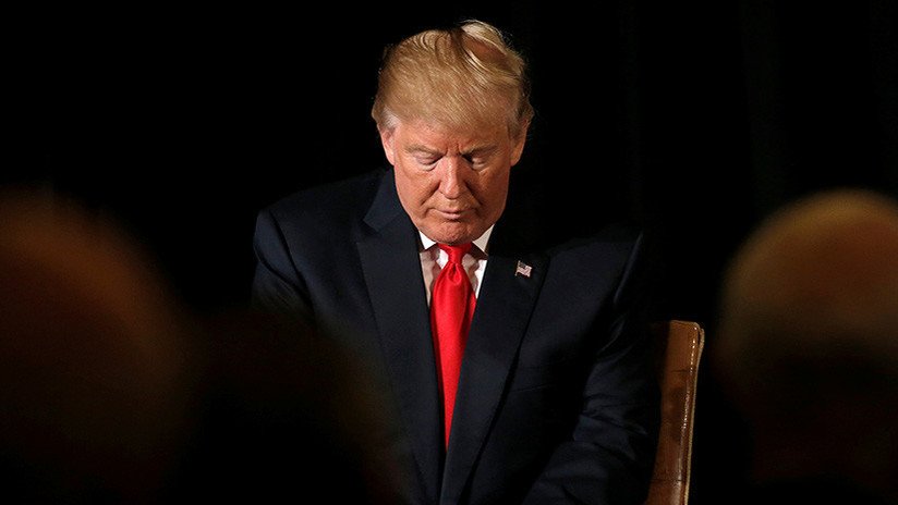 Trump explica quién lleva su Twitter