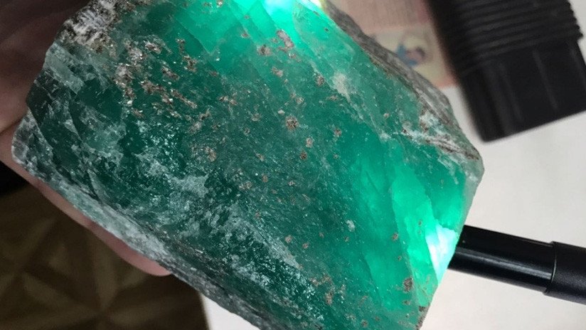 Hallan una esmeralda gigante de 1,6 kilogramos en Rusia