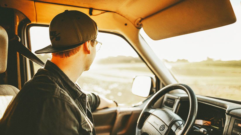 VIDEO: Captan a una conductora cepillándose los dientes al volante