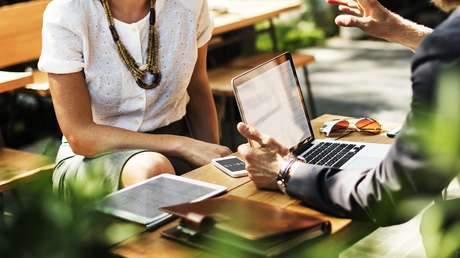 "Eres una niña mala": Editor de periódico de EE.UU. denunciado por azotar en las nalgas a empleadas