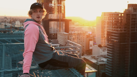 Un 'youtuber' causa indignación en la Red al mostrar el cadáver de un suicida en un video