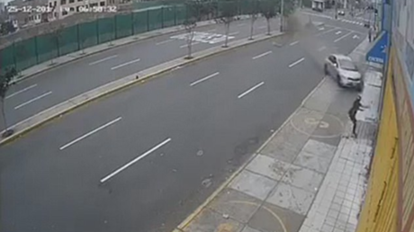 VIDEO: Mujer peruana sobrevive al brutal atropello de un auto descontrolado
