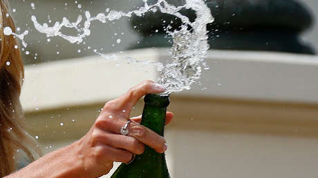 VIDEO VIRAL: Una hermosa joven posa con una botella de champán caro y comete un doloroso error