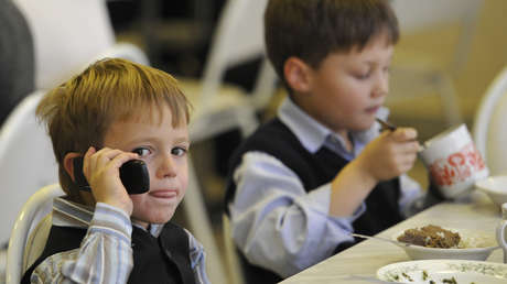 "Hay que advertir sobre los peligros de los 'gadgets', igual que hacen con el alcohol y el tabaco"