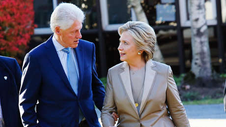 Bomberos combaten un incendio en la residencia de la familia Clinton en el estado de Nueva York