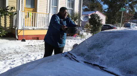 VIDEO: Esta la razón por la que nunca debe arrojar agua caliente al parabrisas de su coche congelado