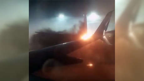 VIDEO: Pasajeros gritan de pánico al ver el ala de su avión en llamas