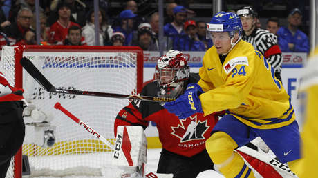 Un jugador de hockey afligido por perder el partido de su vida arroja su premio al público (VIDEO)