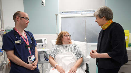 FOTOS IMPACTANTES: Pacientes de urgencias duermen en el suelo en un colapsado hospital británico