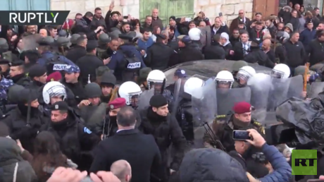 Apedrean en Belén el coche del patriarca de Jerusalén en la víspera de la Navidad ortodoxa (VIDEO)