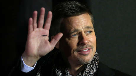 Brad Pitt ofrece 120.000 dólares en una puja por ver 'Juego de Tronos' con Emilia Clarke... y pierde
