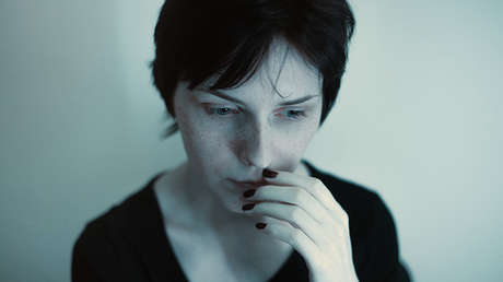 Dona su pelo para ayudar a niños con cáncer y la castigan en el colegio