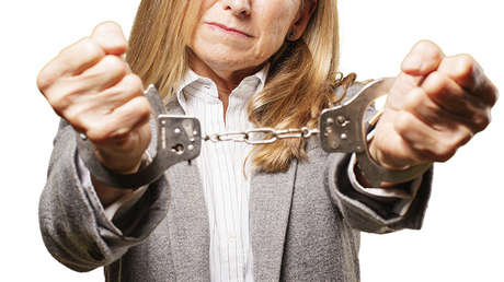 EE.UU.: Maestra es encarcelada tras preguntar sobre el salario en una reunión escolar (VIDEO)