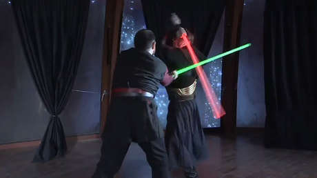 VIDEO: Duelos 'jedi' con sables de luz en Moscú