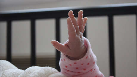 Un bebé español se contamina de salmonela al beber leche infantil infectada