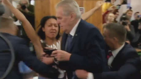 VIDEO: Una activista de Femen con el pecho descubierto sorprende al presidente de la República Checa