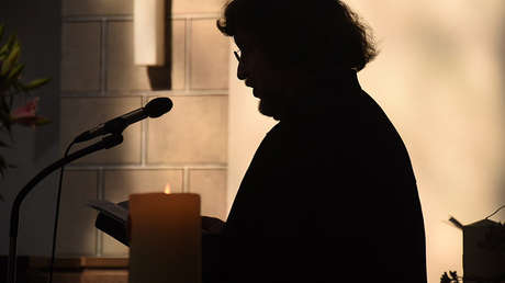 VIDEO: Un pastor confiesa un "incidente sexual" con una menor y es ovacionado por los feligreses