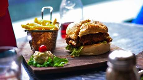 Este es el daño inesperado que causa la comida basura