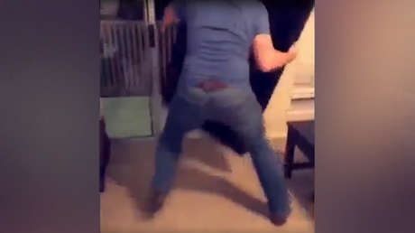 Hincha furioso lanza una pantalla gigante por el balcón tras la derrota de su equipo (VIDEO)