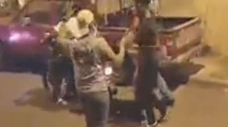 El tiro por la culata: Dos jóvenes intentan cometer un robo y terminan siendo asaltados (VIDEO)