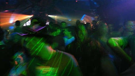 Los efectos del éxtasis líquido: hombres desnudos se autolesionan en una disco de Madrid (VIDEO)