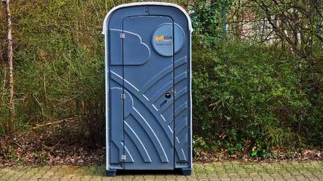 Un estadounidense ganaba maratones escondiéndose en los baños portátiles