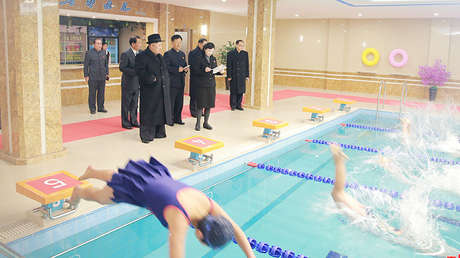 Kim Jong-un visita una universidad en Pionyang y causa furor entre las estudiantes (FOTO)