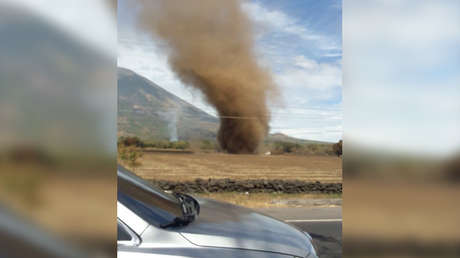 Un extraño tornado surge junto a un volcán en El Salvador