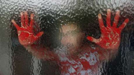 "Me acaban de apuñalar": un joven modelo se despide de su novia antes de morir