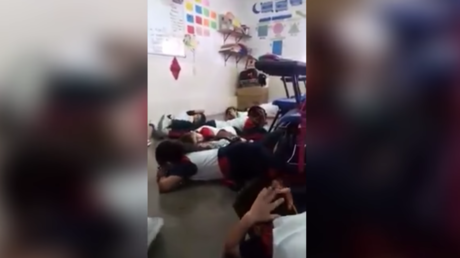 México: Una maestra canta para calmar a sus alumnos a pocos metros de una balacera (VIDEO)