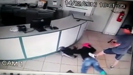 VIDEO: La increíble puntería de un policía impide el atraco a una gasolinera de Brasil