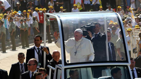 VIDEO: El papa Francisco auxilia a una policía que se cayó del caballo tras chocar con el papamóvil