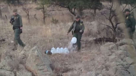 Agentes fronterizos de EE.UU. llevan años derramando el agua destinada a migrantes ilegales (VIDEO)