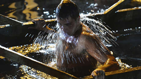 VIDEO: Ortodoxos rusos se bañan en agua helada para celebrar el Bautismo del Señor