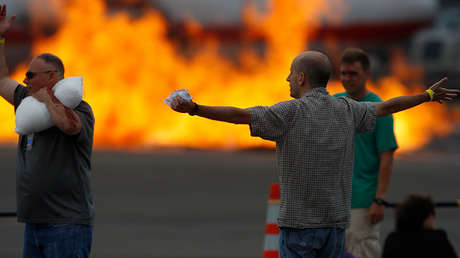 Un camión cisterna cargado de combustible explota en medio de una carretera (FOTOS, VIDEOS)