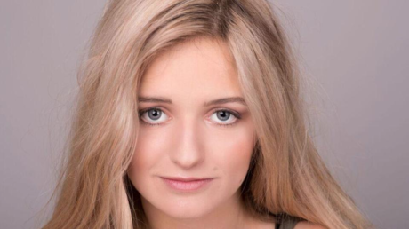 Una modelo de 18 años subasta su virginidad para poder pagar sus estudios