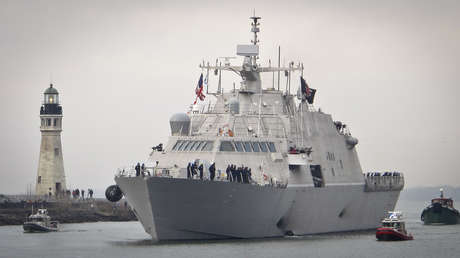 FOTO: Un novísimo buque de la Armada de EE.UU. encalla en el hielo en un puerto canadiense