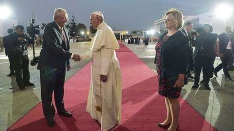 VIDEO: El percance del presidente de Perú mientras despedía al papa Francisco