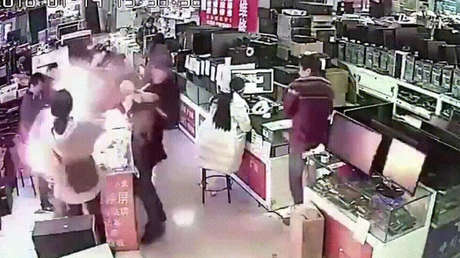 VIDEO: Un hombre muerde un iPhone y el teléfono explota